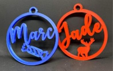 Réalisation de boules de Noël personnalisées par le client.