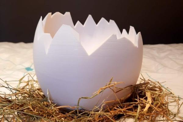 Personnalisez votre décoration de Pâques avec notre œuf cassé décoratif en 3D.