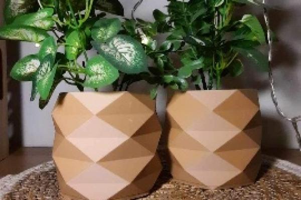 Pots de fleurs modernes réalisables sur mesure et en différentes couleurs