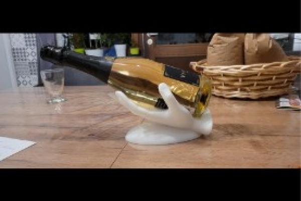 Un porte-bouteille pratique et artistique pour les amateurs de vin.