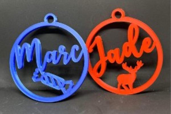 Réalisation de boules de Noël personnalisées par le client.