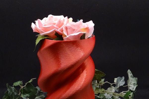 Réalisation d'un vase torsadé en cœur. 