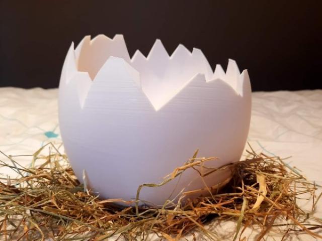 Personnalisez votre décoration de Pâques avec notre œuf cassé décoratif en 3D.