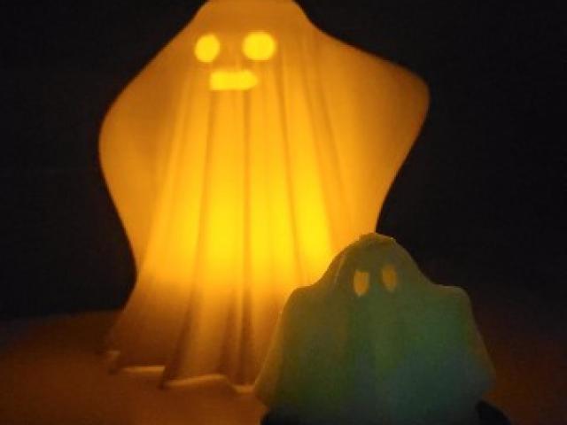 Plongez dans l'ambiance d'Halloween avec notre fantôme 3D illuminé.