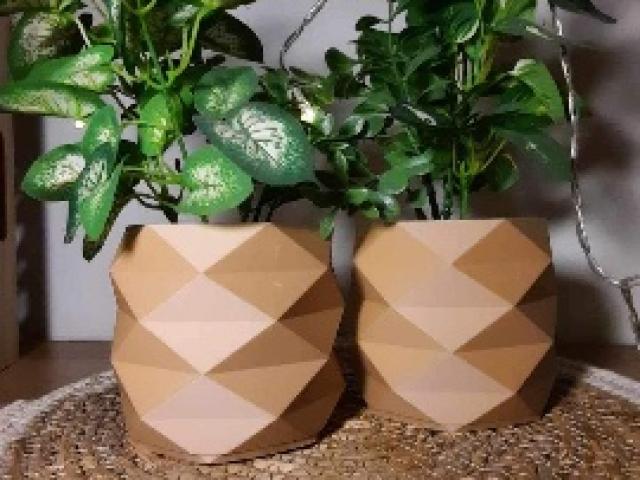 Pots de fleurs modernes réalisables sur mesure et en différentes couleurs