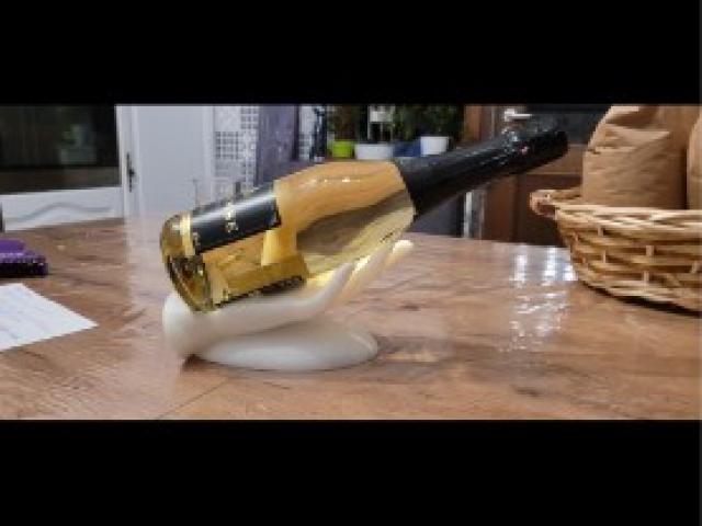 Un porte-bouteille pratique et artistique pour les amateurs de vin.