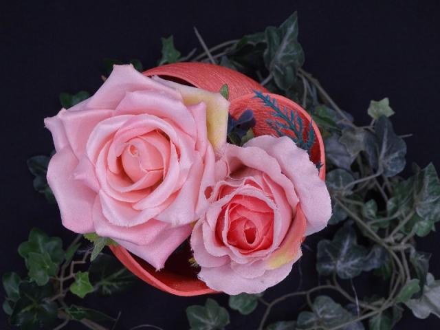 Réalisation d'un vase torsadé en cœur. 