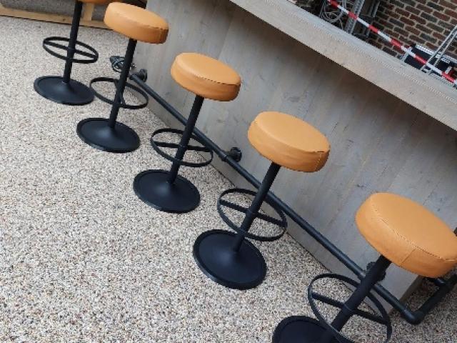 Conception de semelles de tabourets personnalisées pour un logement Airbnb.